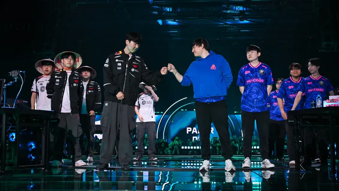 Hai đội tuyển bắt tay trên sân khấu thi đấu esports